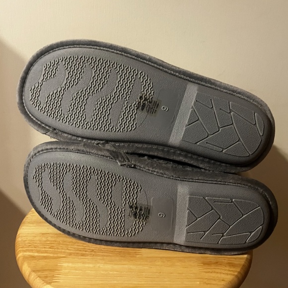 Gray and white boucle and faux fur plush bootie slippers NWT - Picture 4 of 5